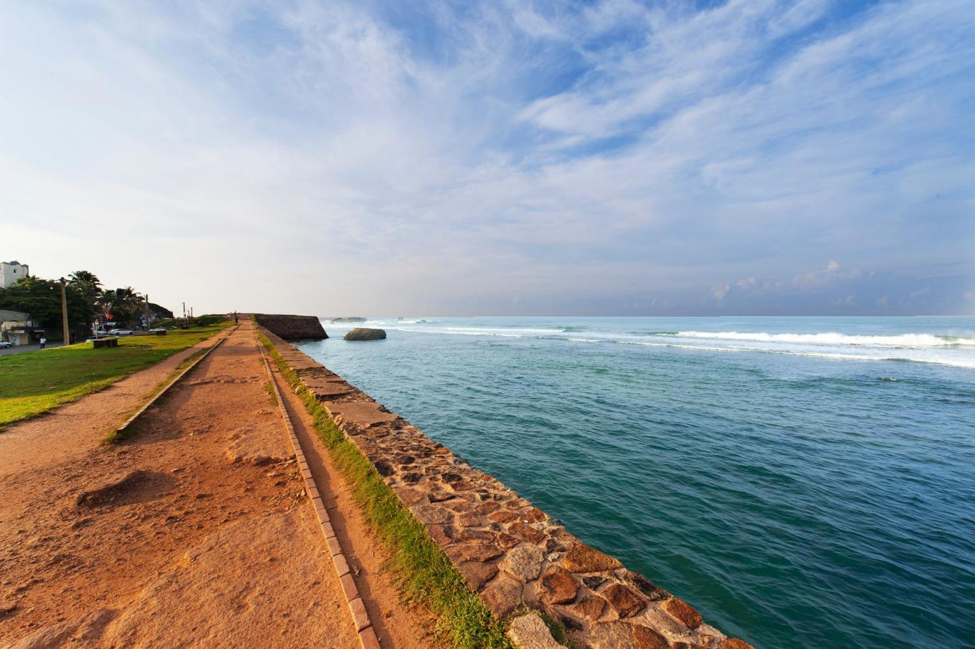 A 03 Bedroom Villa In Galle Fort With Roof Terrace & Pool Buitenkant foto
