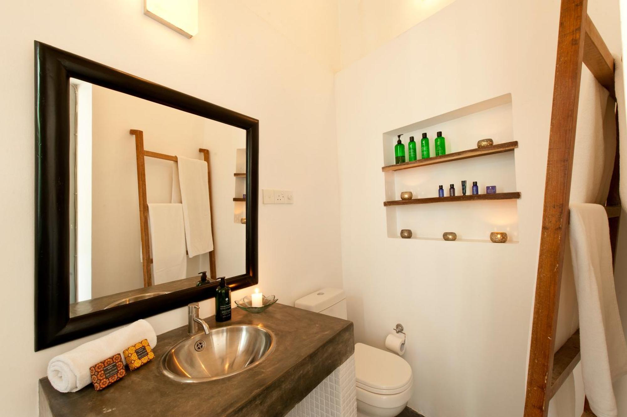 A 03 Bedroom Villa In Galle Fort With Roof Terrace & Pool Buitenkant foto